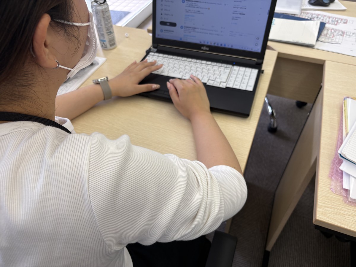 PCに向かって作業するスタッフ